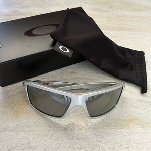 NIB Oakley Sunglasses Cables X Silver Prizm Black Polarized Lens 009129 New